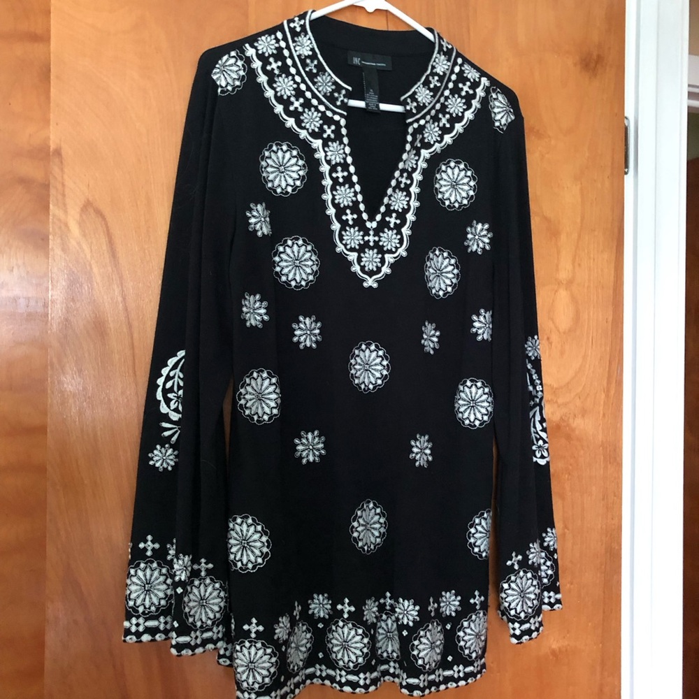 Gorgeous INC tunic with subtle beading